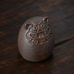 Tea pet Shigandang raffigurante una tigre in argilla viola