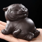 Tea pet tigre in argilla viola dal corpo arrotondato