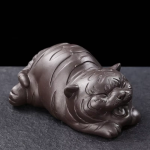 Tea pet tigre in argilla viola dal corpo arrotondato — Sdraiata