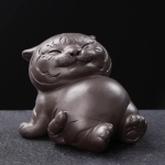 Tea pet tigre in argilla viola dal corpo arrotondato — Seduta, zampa davanti al corpo