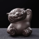 Tea pet tigre in argilla viola dal corpo arrotondato — Seduta, zampa vicino alla testa
