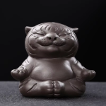 Tea pet tigre in argilla viola dal corpo arrotondato — Seduta, zampe divaricate